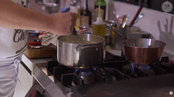 Por fim, utilize o leite que cozinhou com as claras e acrescente a mistura de gemas e açúcar para criar um creme leve