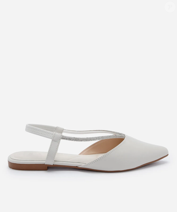 Para quem gosta de um toque de brilho, a sapatilha off white com strass atualiza o clássico Mary Jane com uma tira luminosa