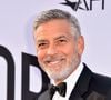 George Clooney deixou seu visual icônico e pintou o cabelo de castanho escuro para uma peça da Broadway