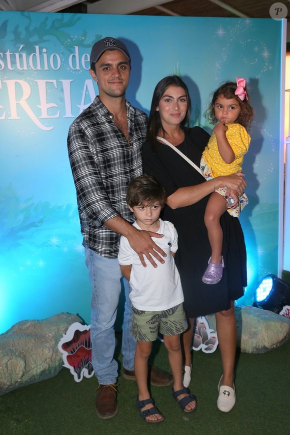 Mariana Uhlmann e Felipe Simas são pais de Joaquim (10 anos), Maria (8) e Vicente (5).