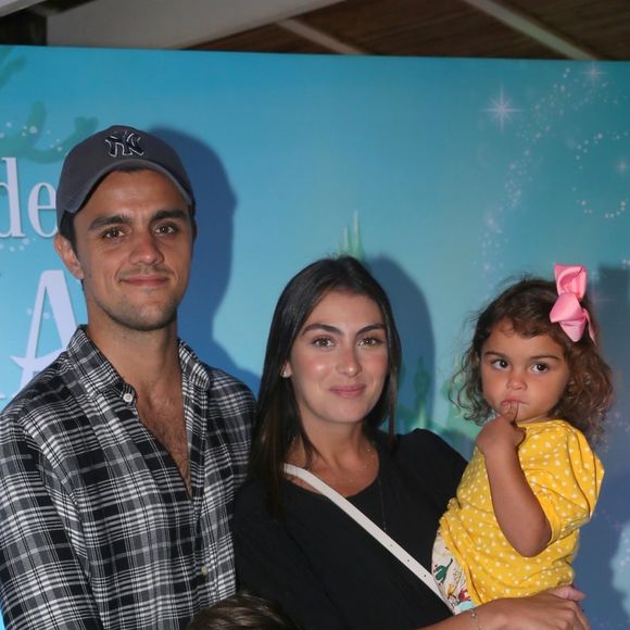 Mariana Uhlmann e Felipe Simas são pais de Joaquim (10 anos), Maria (8) e Vicente (5).