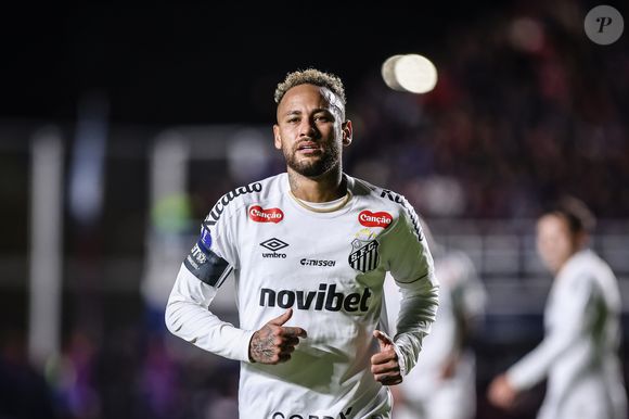 Depois de pedir para o colega "maneirar" no treino, Neymar teria discutido com Robinho Jr. e dado uma rasteira no seu pupilo, de apenas 18 anos