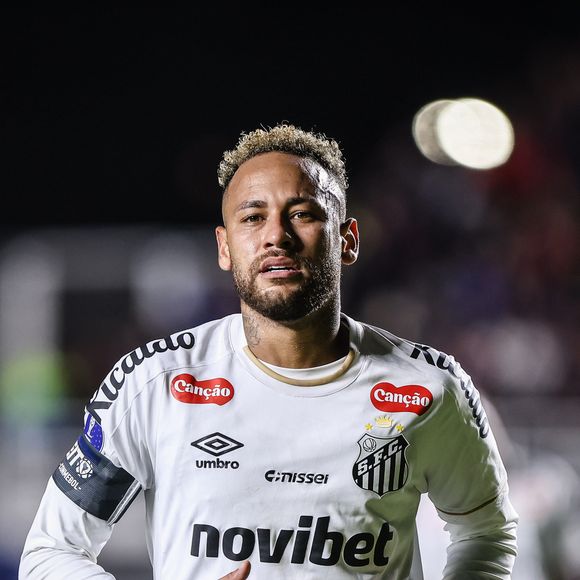 Depois de pedir para o colega "maneirar" no treino, Neymar teria discutido com Robinho Jr. e dado uma rasteira no seu pupilo, de apenas 18 anos
