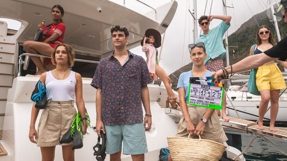 A produção conta a história de um jovem que, pela primeira vez, viaja com sua família para o resort mais exclusivo da Espanha