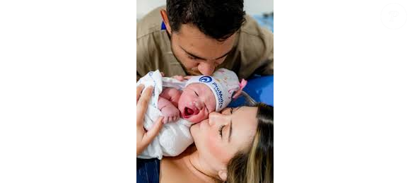 A filha de Niina Secrets, Elisa, nasceu no dia 29 de outubro de 2025, em São Paulo, fruto do casamento dela com Guilherme Oliveira, e a notícia foi anunciada nas redes sociais com muita alegria pela influenciadora!