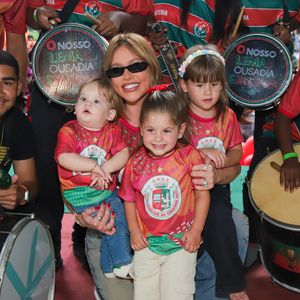 Virgínia Fonseca ainda posou com os filhos em frente da bateria da Grande Rio