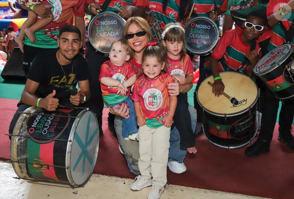 Virgínia Fonseca ainda posou com os filhos em frente da bateria da Grande Rio