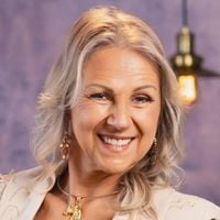 Ex-comissária de bordo, dona de 10 gatos e praticante de jiu-jitsu: quem é a participante do 'Casamento às Cegas Brasil 50+' que é criadora de conteúdo adulto aos 62 anos?