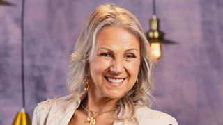 Ex-comissária de bordo, dona de 10 gatos e praticante de jiu-jitsu: quem é a participante do 'Casamento às Cegas Brasil 50+' que é criadora de conteúdo adulto aos 62 anos?