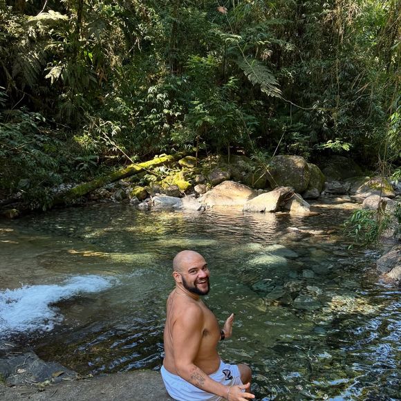 Melhor amigo de Preta Gil, Gominho publicou várias fotos em uma cachoeira no Rio de Janeiro, nesta quarta-feira (30).