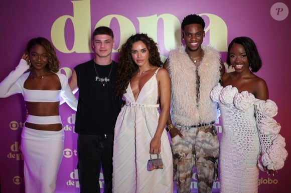 Parte do elenco da novela Dona de Mim na festa de lançamento no Rio de Janeiro