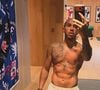 Lewis Hamilton exibiu barriga tanquinho e mostrou tatuagens em foto sem camisa, perto do começo da temporada 2026 da Fórmula 1