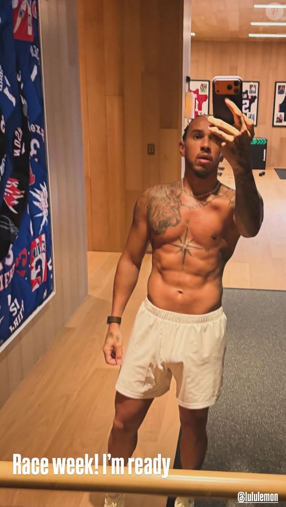 Lewis Hamilton exibiu barriga tanquinho e mostrou tatuagens em foto sem camisa, perto do começo da temporada 2026 da Fórmula 1