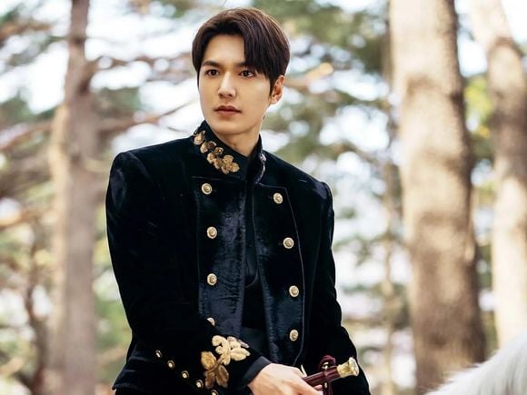 'O Rei Eterno' é estrelado por Lee Min-ho, que vive o imperador Lee Gon, um jovem que acaba cruzando a linha do tempo da monarquia e para na Coreia moderna