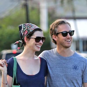Tem bebê a caminho! Anne Hathaway revelou que está grávida e recebeu uma verdadeira chuva de mensagens positivas