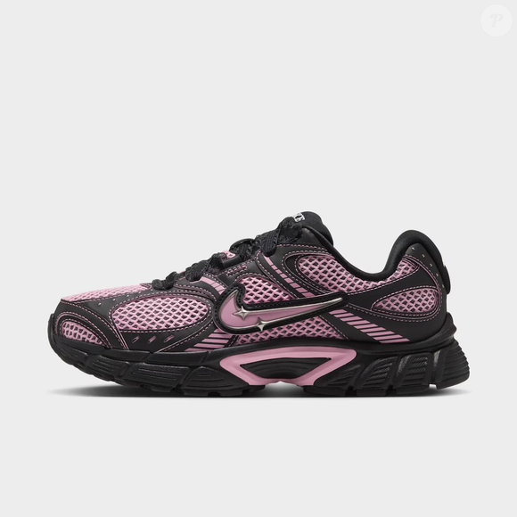O Tênis Nike V5 Runner Feminino custa R$ 712,49 no Pix ou pode ser adquirido em até 6 vezes sem juros, com parcela mínima de R$ 124,99, conforme as condições de pagamento informadas. O modelo reúne elementos que remetem à década de 2000, como a entressola robusta, os detalhes metálicos e os cadarços estilizados