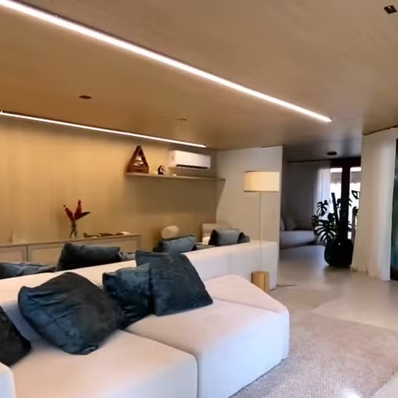 Aline Campos mora em um condomínio do Itanhangá, bairro nobre da Zona Sudoeste do Rio de Janeiro, onde residem outras celebridades, como Anitta e Tatá Werneck