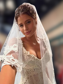 Aposente renda tradicional do vestido de noiva: o look de crochê de Isadora Cruz em 'Coração Acelerado' substitui o óbvio e transforma o 'estilo de vó' na maior tendência para 2026