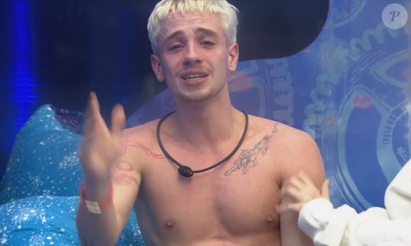 Juliano Floss se desesperou por não conseguir mais sentir o cheio da namorada no casaco