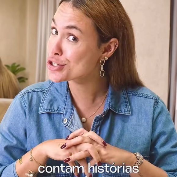 Sobre o processo de transição capilar, Sarah foi direta em podcast: 'A gente não mostra que o processo de transição é difícil. Fica aquela raiz cacheada e o cabelo liso, um caos'