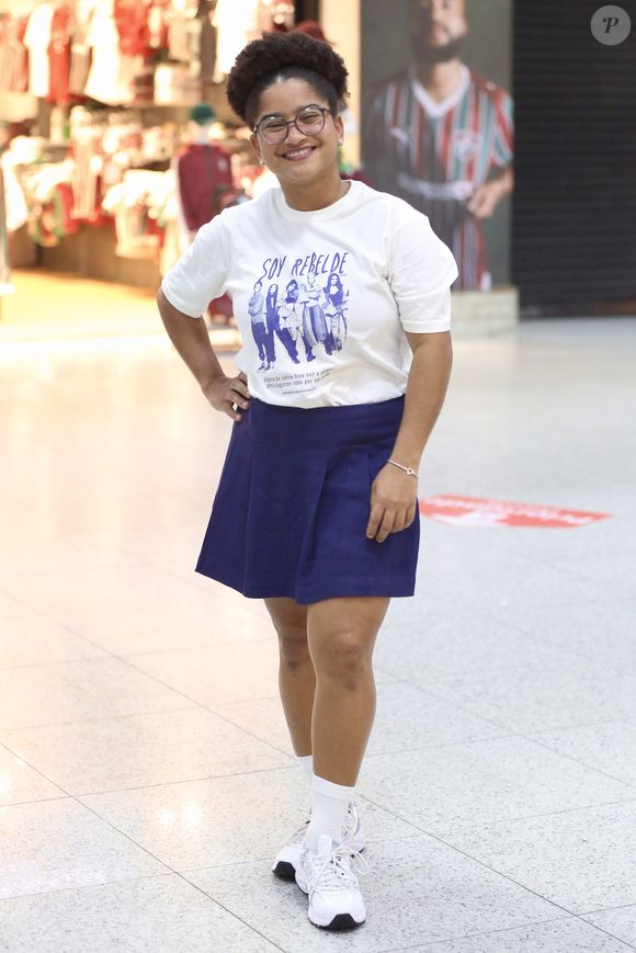 Tia Milena mostra como elevar o visual de viagem com o New Balance branco e cinza que domina a moda urbana