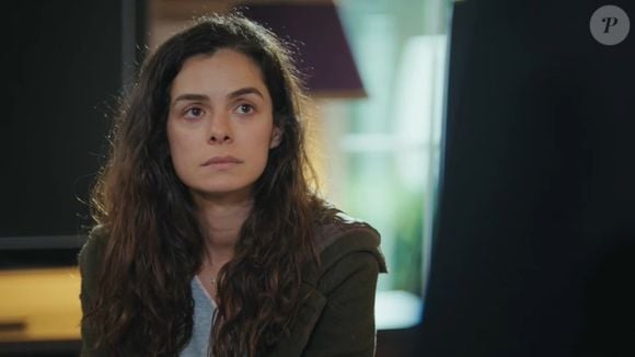 Bahar fica em choque com as fotos da irmã, Sirin, com Sarp na novela 'Força de Mulher', capítulo de 16 de abril de 2025, quarta-feira