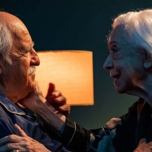 Fernanda Montenegro e Ary Fontoura protagonizam cena que aborda sexo na 3ª idade em Velhos Bandidos