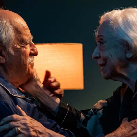 Fernanda Montenegro e Ary Fontoura protagonizam cena que aborda sexo na 3ª idade em Velhos Bandidos