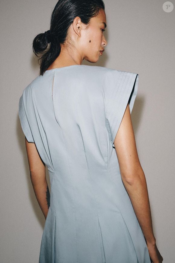 Com pregas estratégicas e caimento impecável, vestido da Zara é opção refinada para looks urbanos