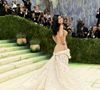 Com look assinado pela Schiaparelli Haute Couture, Kylie Jenner apostou em maquiagem sofisticada e tons neutros que reforçam o poder do 'menos é mais' no MET Gala 2026