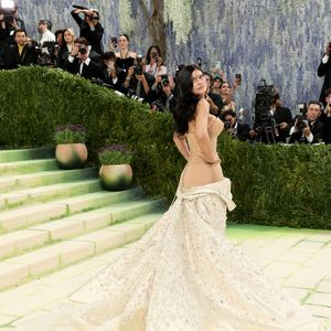 Com look assinado pela Schiaparelli Haute Couture, Kylie Jenner apostou em maquiagem sofisticada e tons neutros que reforçam o poder do 'menos é mais' no MET Gala 2026
