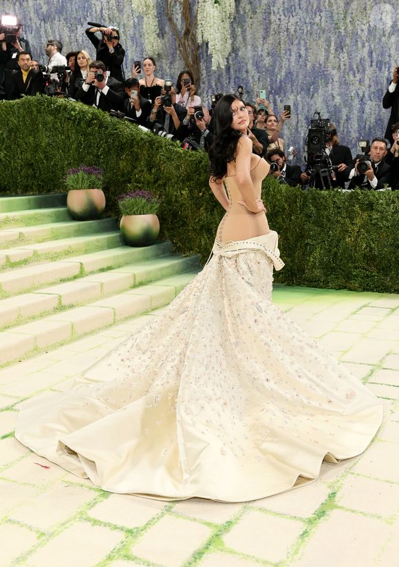 Com look assinado pela Schiaparelli Haute Couture, Kylie Jenner apostou em maquiagem sofisticada e tons neutros que reforçam o poder do 'menos é mais' no MET Gala 2026