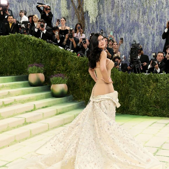 Com look assinado pela Schiaparelli Haute Couture, Kylie Jenner apostou em maquiagem sofisticada e tons neutros que reforçam o poder do 'menos é mais' no MET Gala 2026