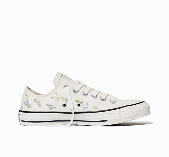 O clássico Chuck Taylor All Star ganhou uma versão romântica com flores bordadas com lantejoulas nas laterais, combinando a tradicional silhueta da Converse com detalhes de paetês metálicos