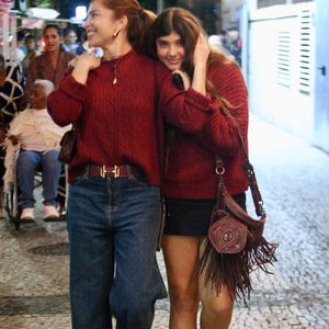 Mas enquanto Grazi Massafera usou uma calça jeans, Sofia deixou as pernas à mostra