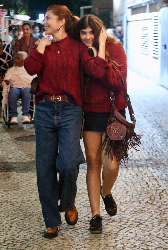 Mas enquanto Grazi Massafera usou uma calça jeans, Sofia deixou as pernas à mostra