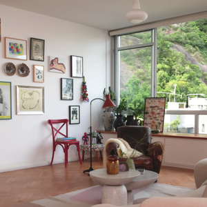 Letícia Colin preza por um ambiente repleto de obras de arte tanto na decoração quanto em suas paredes