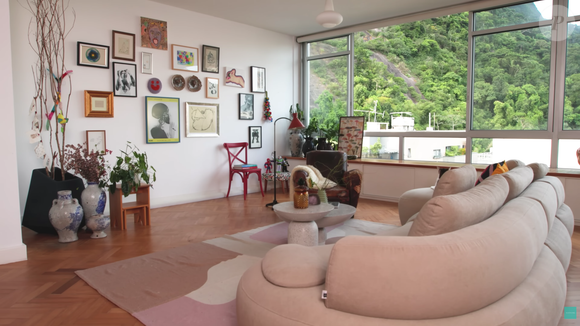 Letícia Colin preza por um ambiente repleto de obras de arte tanto na decoração quanto em suas paredes