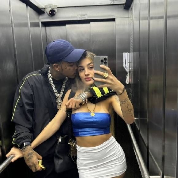 O médico confirmou a fratura de arco costal provocada pelos chutes que se dirigiram às costas dela. Após registrar boletim de ocorrência, pretende fazer exame de corpo de delito.