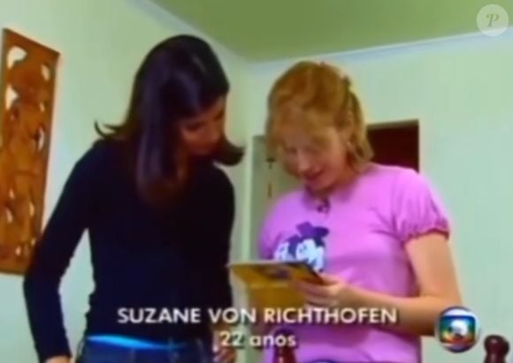 Suzane von Richthofen surgiu com um jeito infantilizado e blusa rosa da Minnie