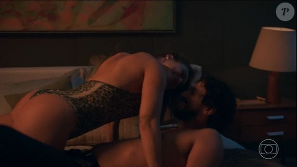 Paolla Oliveira colocou o bumbum para jogo em cena quente com Renato Góes de 'Vale Tudo'