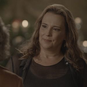 Emília (Ana Beatriz Nogueira) perdoa Vitória (Irene Ravache), na novela 'Além do Tempo'