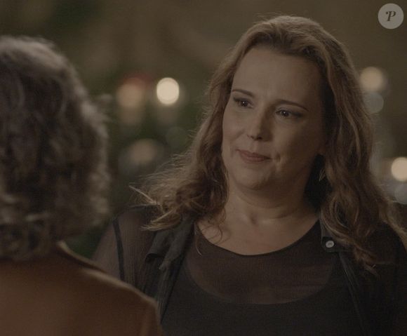 Emília (Ana Beatriz Nogueira) perdoa Vitória (Irene Ravache), na novela 'Além do Tempo'