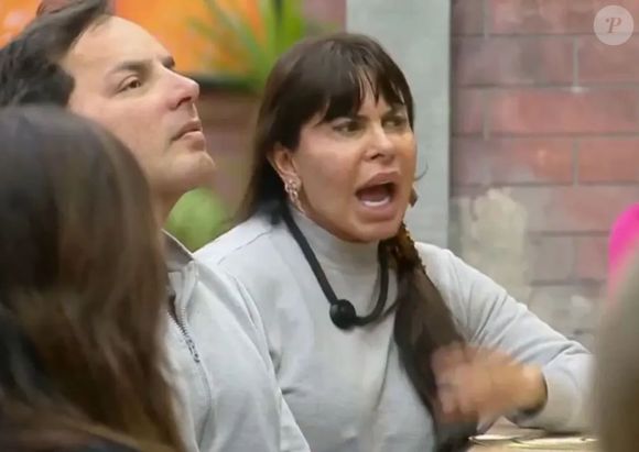 A treta foi além da carne. Gretchen aproveitou a situação para criticar o comportamento de alguns colegas no convívio coletivo, especialmente durante as refeições