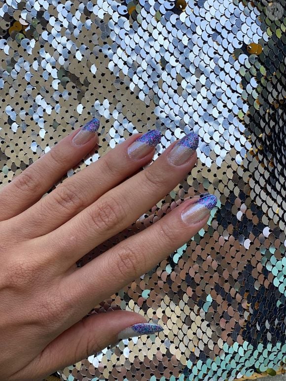 Prepare-se para a folia com unhas cheias de brilho, strass e cores vibrantes para o Carnaval 2026