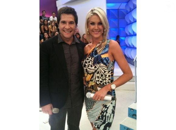 Ana Hickmann garantiu que só descobriu a coincidência fashion quando as assessorias das emissoras divulgaram as fotos