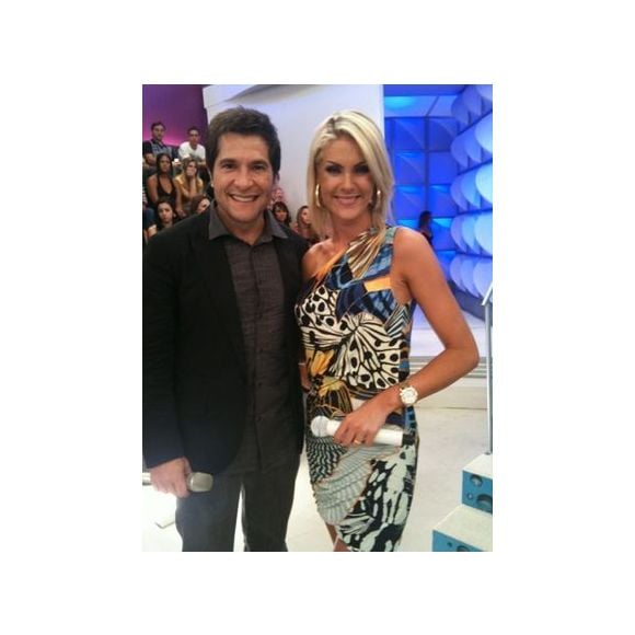 Ana Hickmann garantiu que só descobriu a coincidência fashion quando as assessorias das emissoras divulgaram as fotos