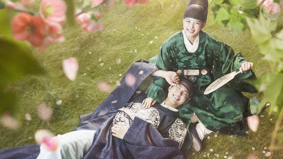 'Love in the Moonlight': disfarçada de homem, uma jovem vai parar no palácio e se aproxima de um príncipe sem conhecer sua verdadeira identidade, e os dois vivem um romance proibido