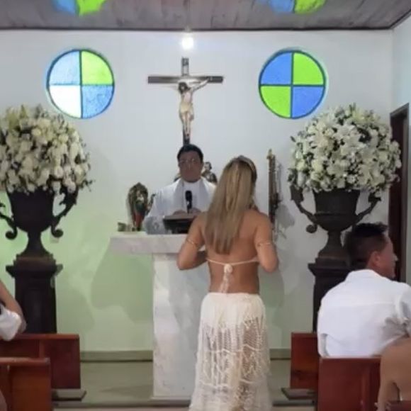 Virginia Fonseca deixa parte do bumbum à mostra em look transparente no Chá Revelação