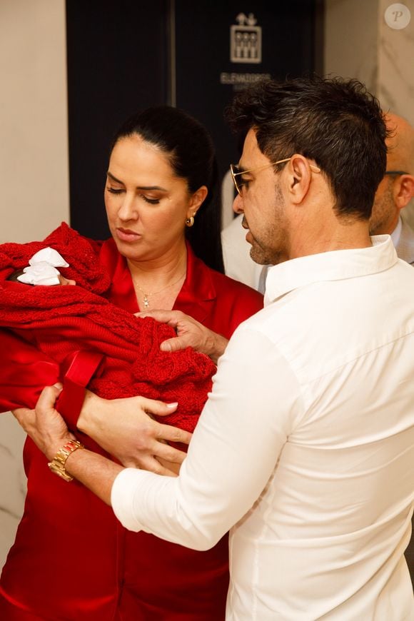 Graciele Lacerda deixou a maternidade com um pijama vermelho, combinado o look com a neném